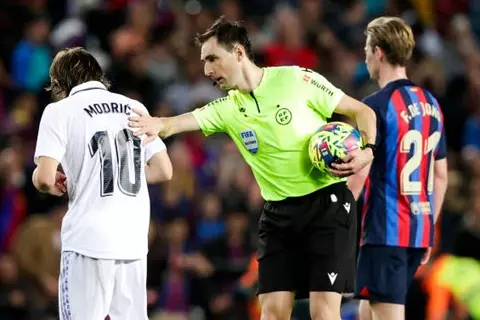 حكم الكلاسيكو والدموع في عينيه: من الصعب وصفي باللص أمام ابني